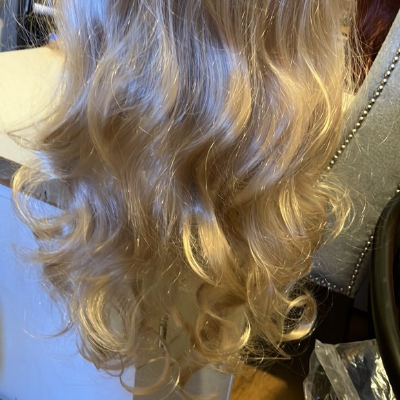 High Heat Synthetic Golden Blonde Wig, New 25 inch length. - Picture 3 of 3